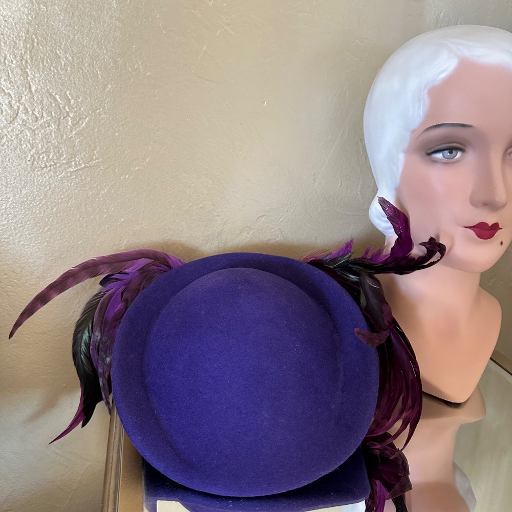 SMASHING 70s' BLUISH PURPLE HAT WITH LONG FEATHERS + LAVENDER FABRIC BOW AT BACK - Picture 10 of 14